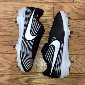 Nwot Nike dragon black and white softball cleats